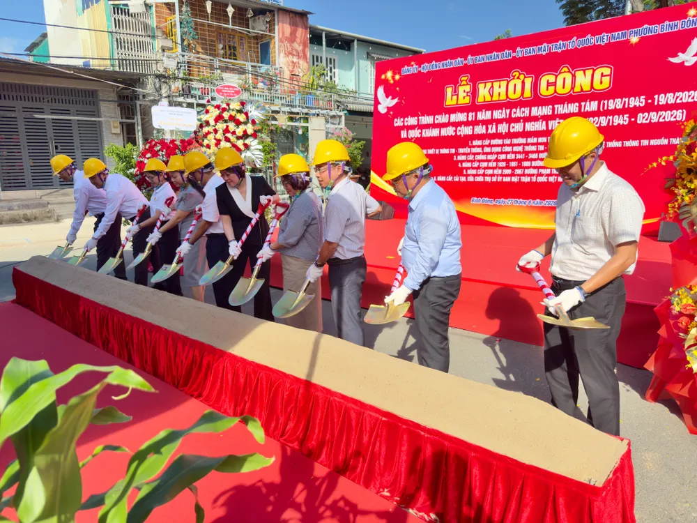 Các đại biểu thực hiện nghi thức khởi công