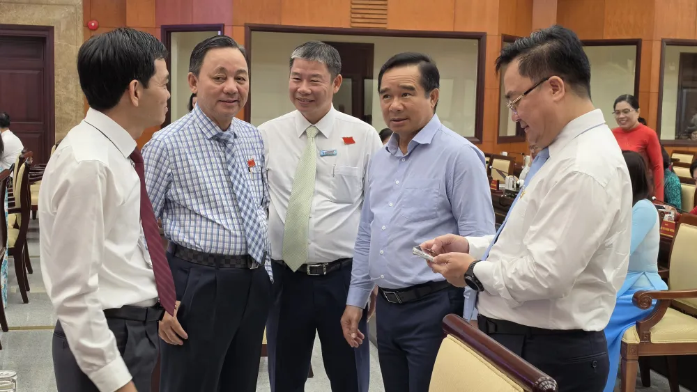 Chủ tịch UBND TPHCM Nguyễn Văn Được (thứ hai từ phải sang) trao đổi với các đại biểu sáng 22-9