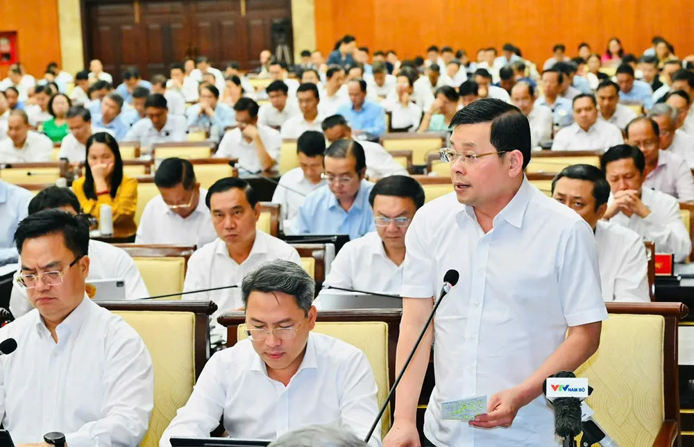 Giám đốc Sở NN-MT TPHCM Nguyễn Toàn Thắng báo cáo tại hội nghị.