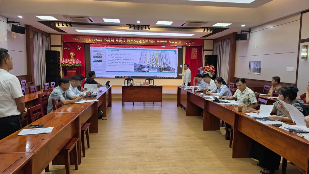 Ông Nguyễn Toàn Thắng cùng các thành viên Tổ Công tác 1645 xem xét, tháo gỡ vướng các dự án chiều 1-10