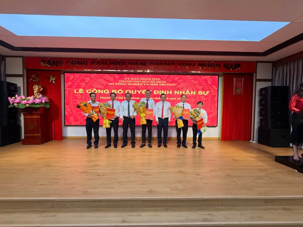 Giám đốc Nguyễn Toàn Thắng cùng phó giám đốc Nguyễn Minh Chánh (thứ ba từ trái sang) trao quyết định cho các cán bộ.