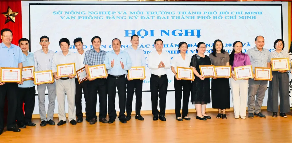 Khen thưởng 7.10.jpg