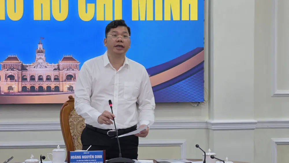 Phó Chủ tịch UBND TPHCM Hoàng Nguyên Dinh báo cáo tại điểm cầu TPHCM