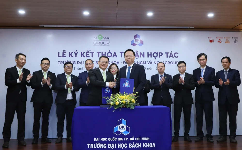 Ông Cao Trần Duy Nam - Phó tổng giám đốc NovaGroup (trái) và GS. TS Mai Thanh Phong - Hiệu trưởng ĐHBK - HCM ký kết thỏa thuận hợp tác chiến lược vào ngày 22/10.