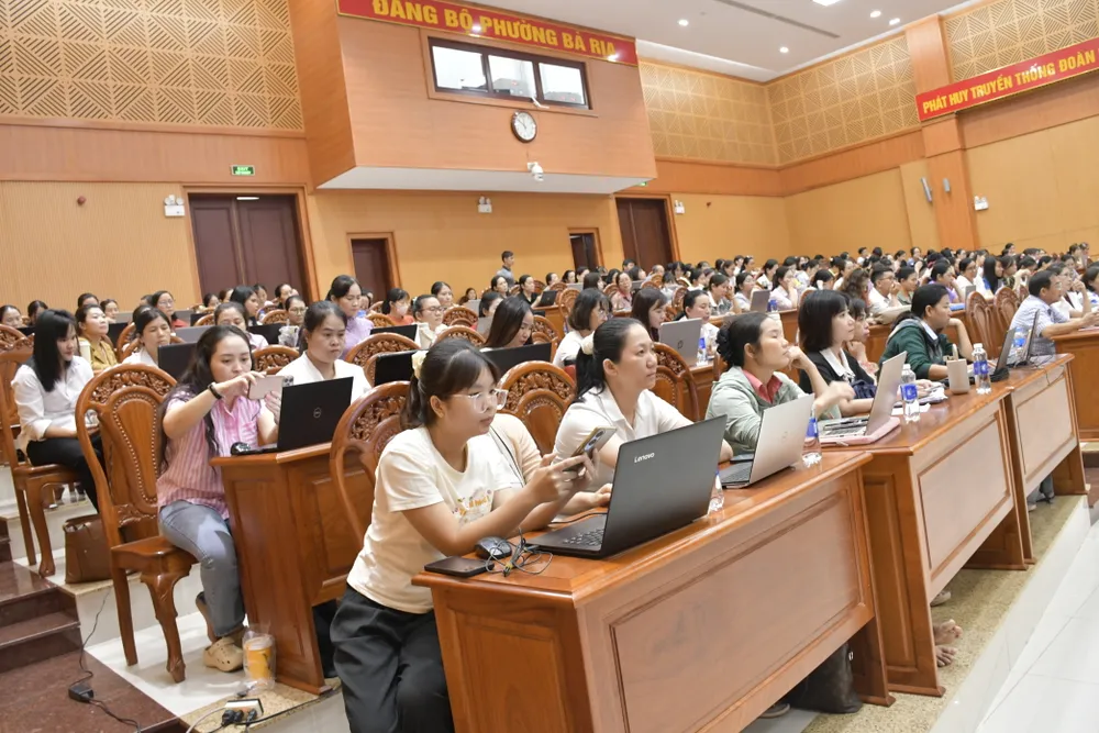 giáo viên tập huấn 1.JPG