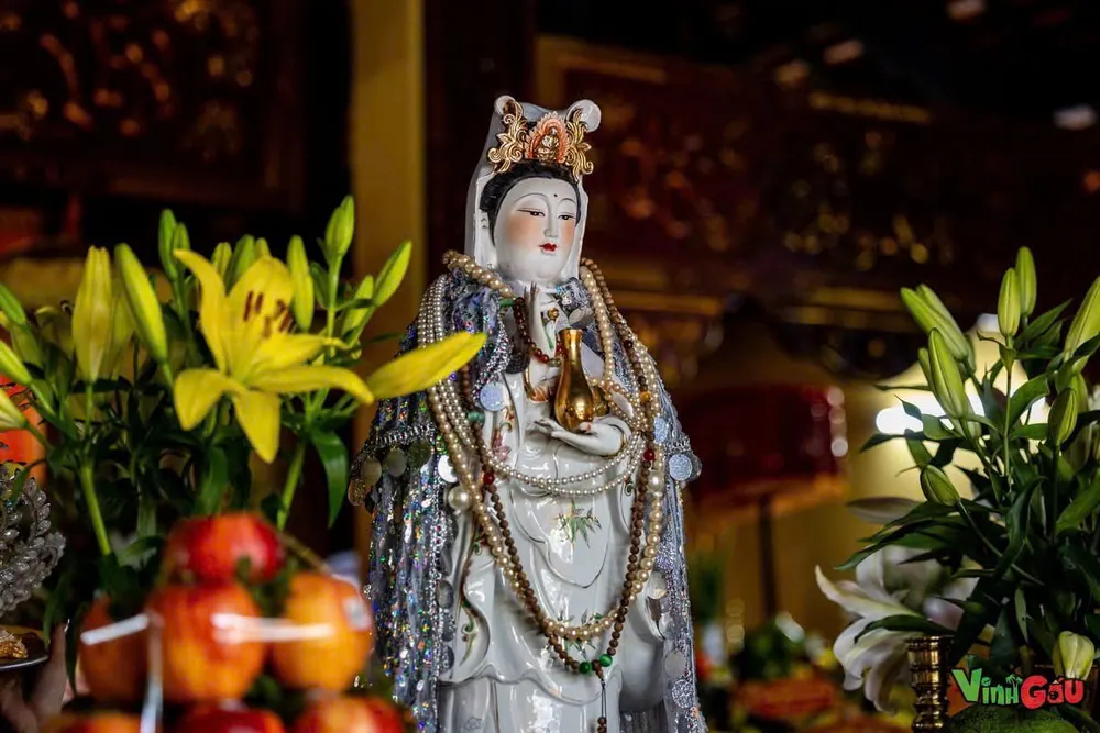 Lễ đền thờ bà Yến.jpg