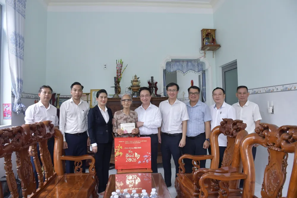 Đồng chí Đặng Minh Thông thăm, chúc tết gia đình người có công tại phường Tân Hải (TPHCM)