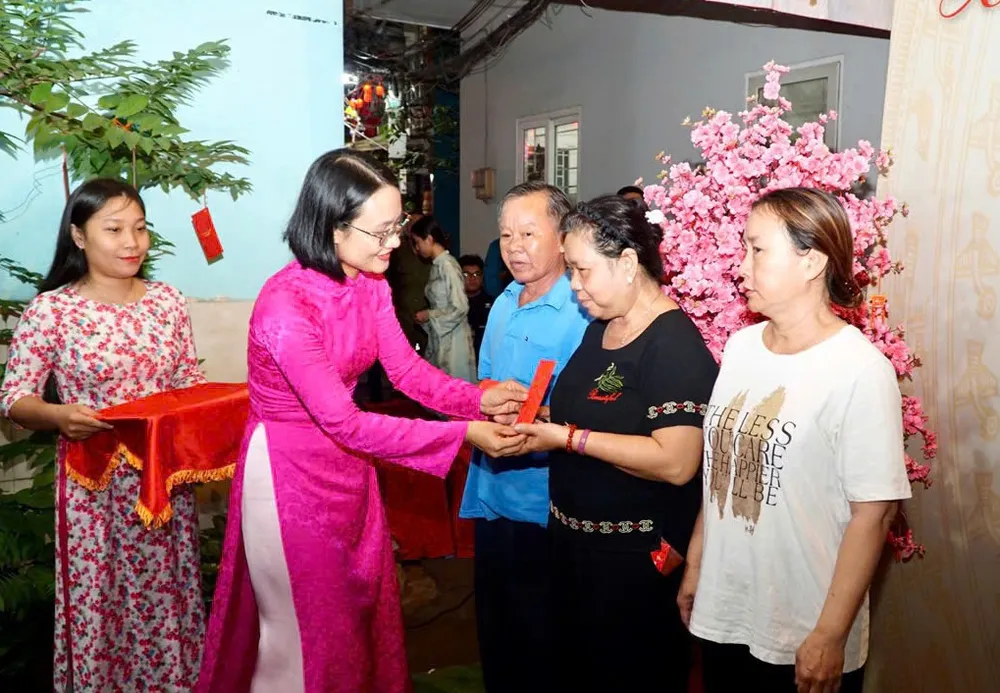 Bí thư Đảng ủy phường Cầu Kiệu Trần Thu Hà trao quà đến người dân dịp tết. Ảnh THÁI PHƯƠNG.jpg