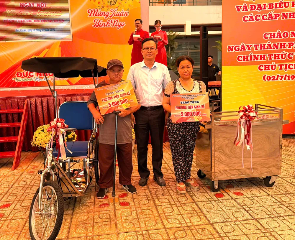 Người dân phường Đức Nhuận nhận phương tiện sinh kế tại ngày hội. Ảnh THÁI PHƯƠNG.jpg