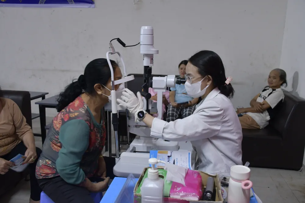 Khám mắt miễn phí cho người dân phường Tân Phước