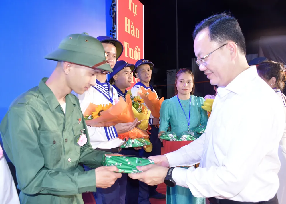 Lãnh đạo phường Tân Phước trao quà động viên các thanh niên lên đường nhập ngũ