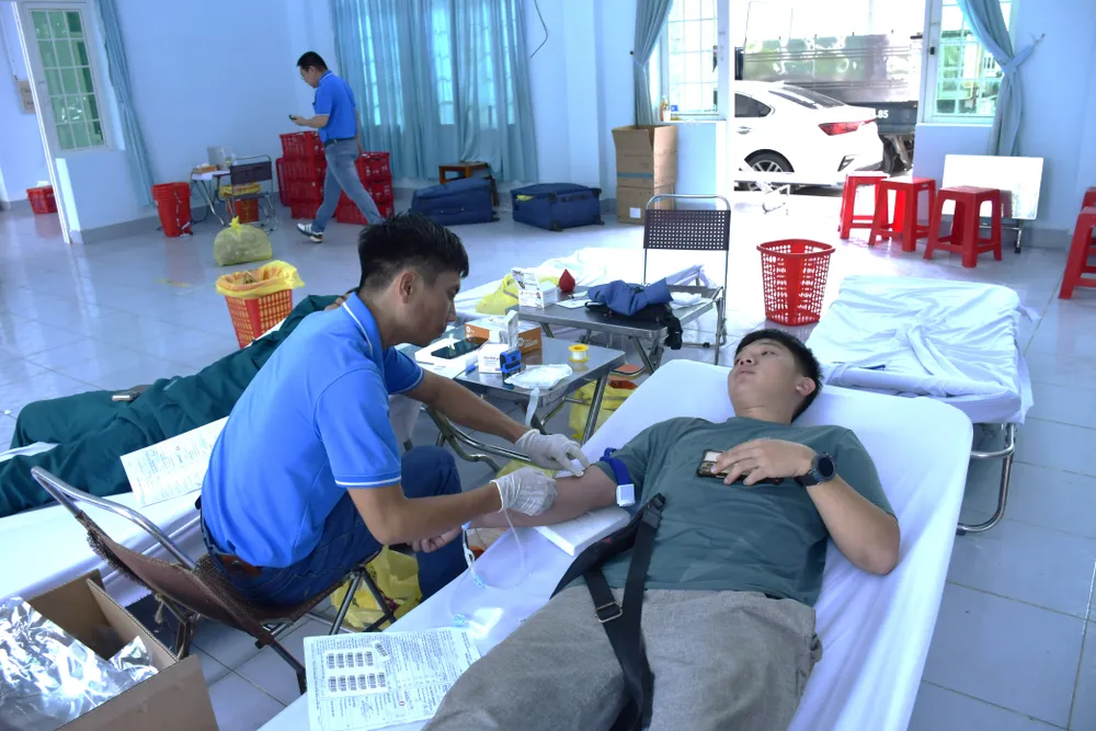 Hơn 300 người tham gia hiến máu tại phường Tam Long