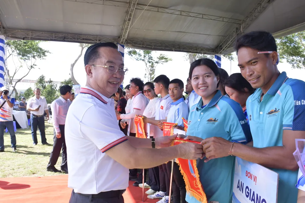 dua thuyen 2.JPG