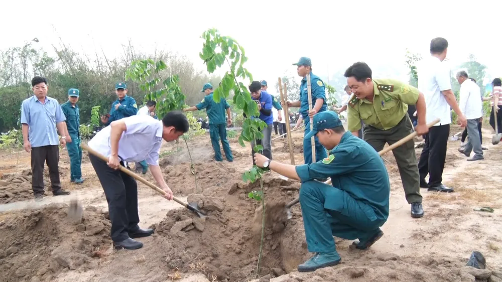 Nhiều lực lượng tham gia trồng cây tại buổi lễ phát động