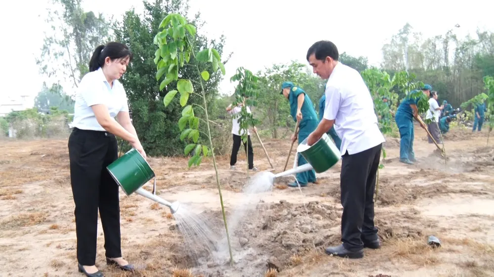 Lãnh đạo xã Long Điền trồng cây tại buổi lễ phát động
