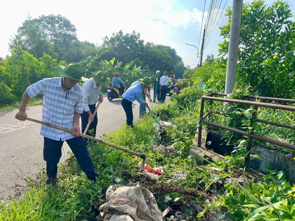 Các lực lượng tham gia vệ sinh môi trường sau lễ phát động