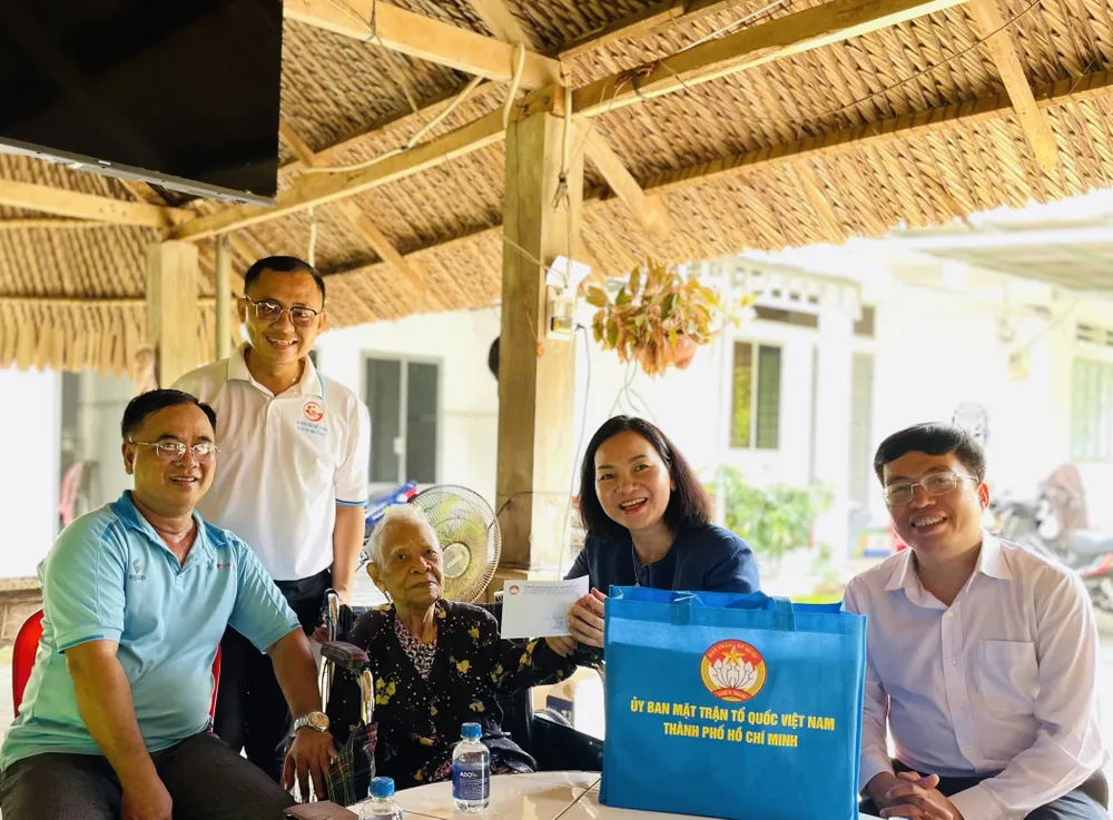 Đoàn tặng quà đến mẹ Dương Thị Đành