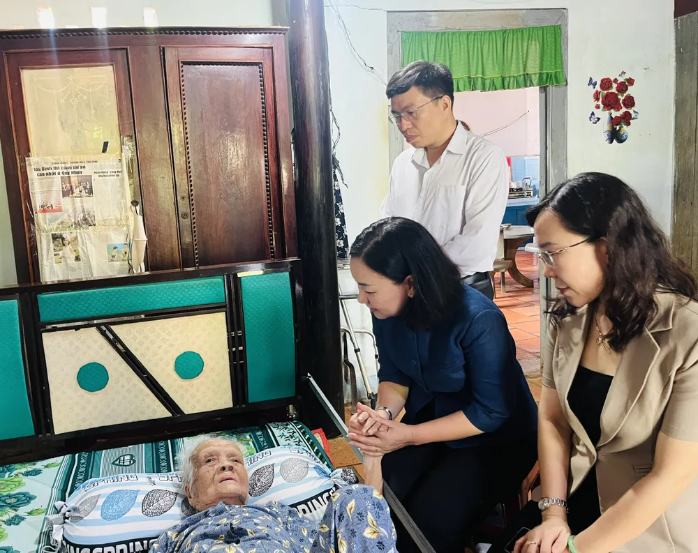 Đồng chí Trương Thị Bích Hạnh thăm mẹ Trần Thị Đường tại phường Tam Long
