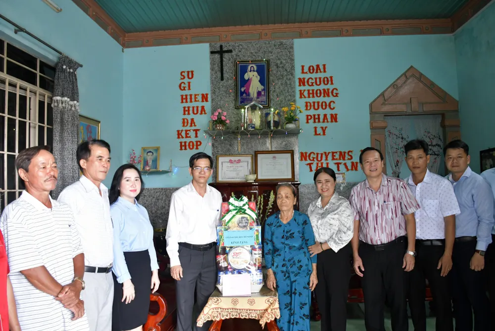 Đồng chí Dương Trọng Hiếu tặng quà bà Trần Thị Hiệp - vợ liệt sĩ (xã Hòa Hội)