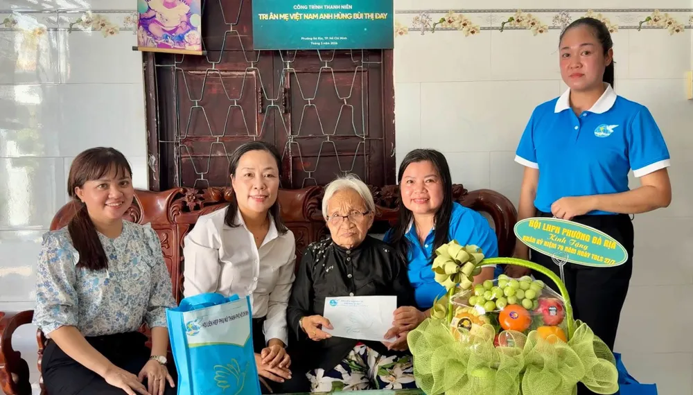 Đoàn Hội Liên hiệp Phụ nữ TPHCM tặng quà mẹ Bùi Thị Đay