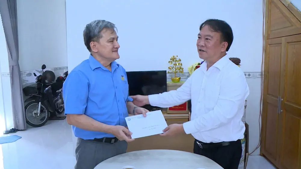 Đồng chí Trần Tuấn Lĩnh thăm tặng quà thương binh trên địa bàn