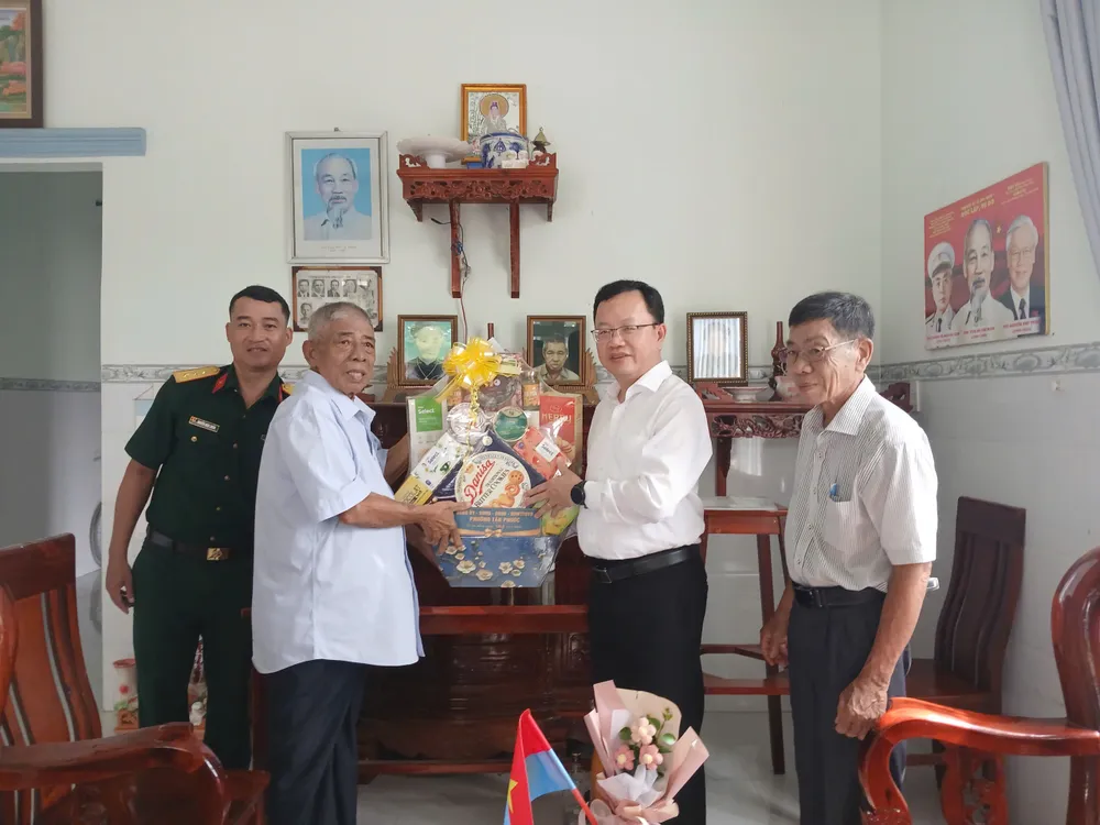 Đoàn lãnh đạo phường Tân Phước thăm người có công trên địa bàn