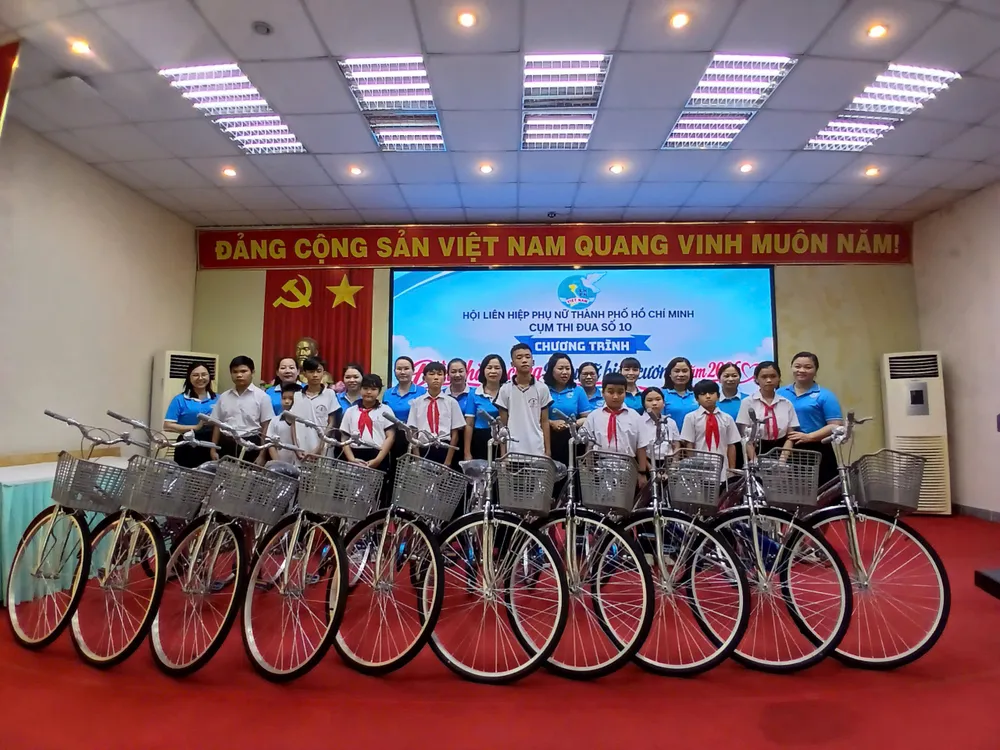 Trao yêu thương, tiếp sức phụ nữ và trẻ em khó khăn