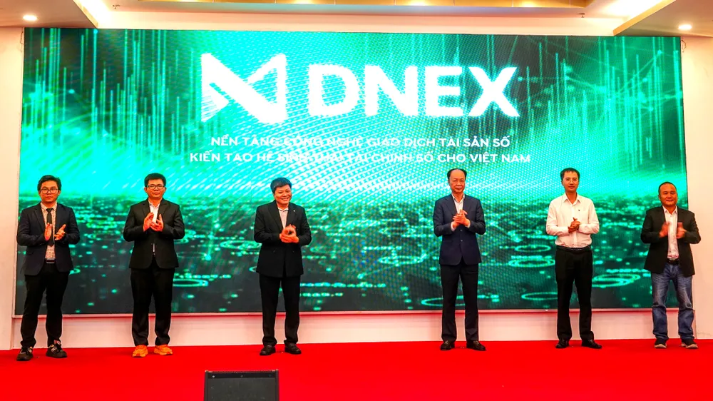 Các đại biểu thực hiện nghi thức ra mắt nền tảng mô phỏng giao dịch tài sản số DNEX. Ảnh: XUÂN QUỲNH