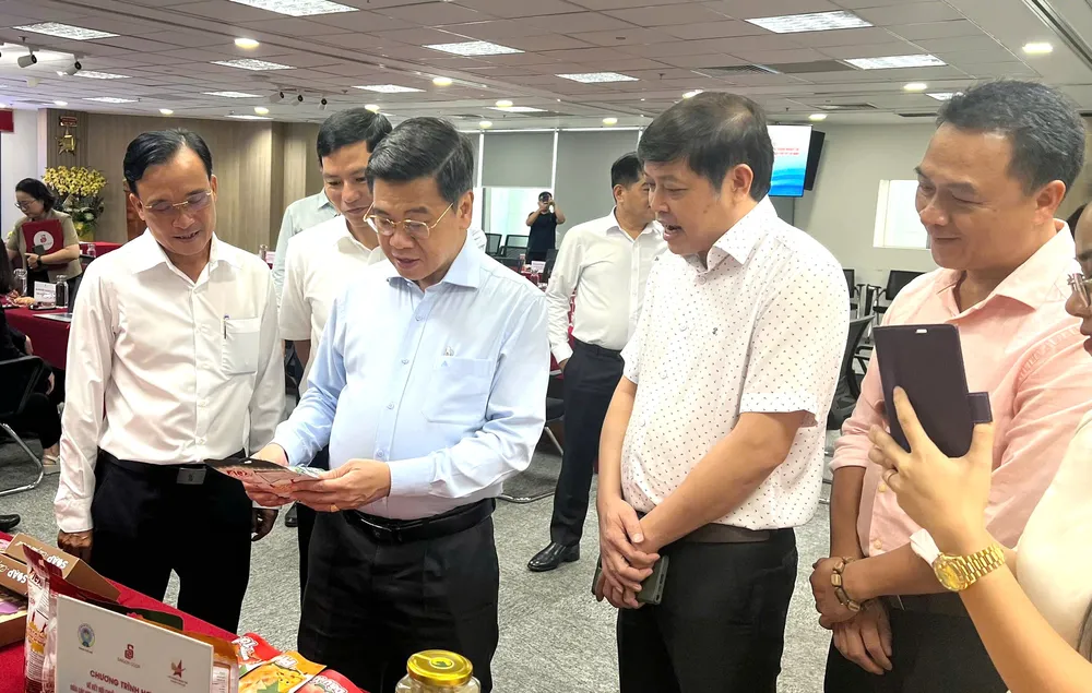 Ông Nguyễn Văn Dũng, Thành ủy viên, Phó Chủ tịch UBND TPHCM tham quan gian hàng trưng bày sản phẩm của doanh nghiệp Huế