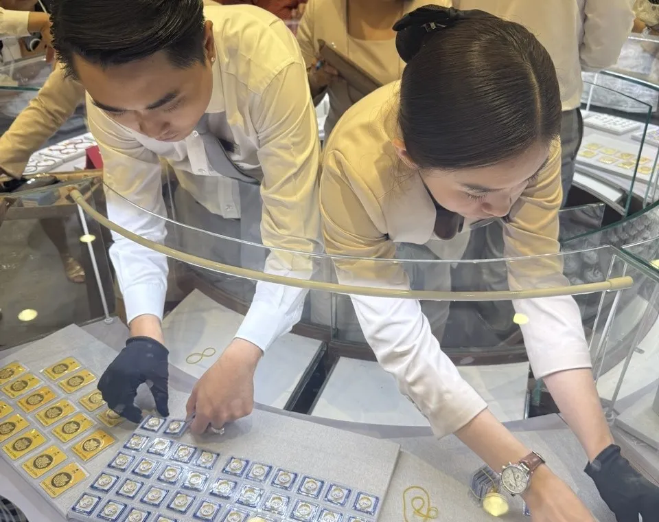 Giá vàng nhẫn 9999 giảm thêm 2,3 triệu đồng/lượng