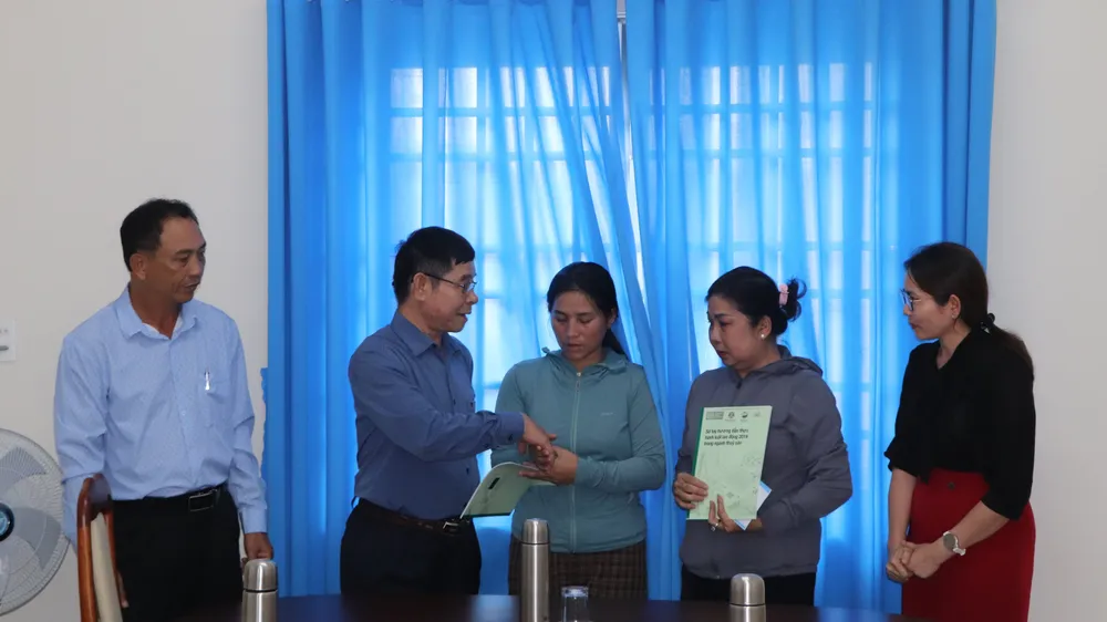 Đại diện Hội Thủy sản TPHCM trao tiền hỗ trợ cho các chủ tàu cá