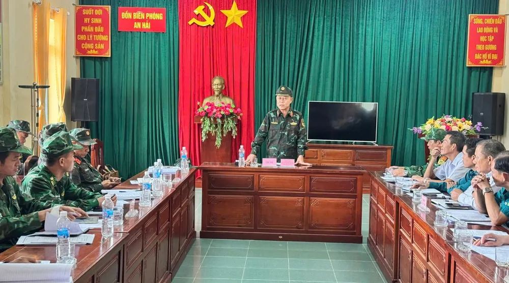 Thiếu tướng Nguyễn Quốc Hương, Phó Tư lệnh Quân khu 5 làm việc với các xã ven biển Đắk Lắk để lên phương án ứng phó bão số 13