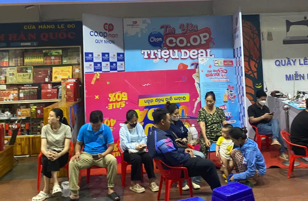 Co.opmart Quy Nhơn là nơi trú ấn an toàn, cung cấp điện sạc thiết bị di động trong lúc mất điện diện rộng