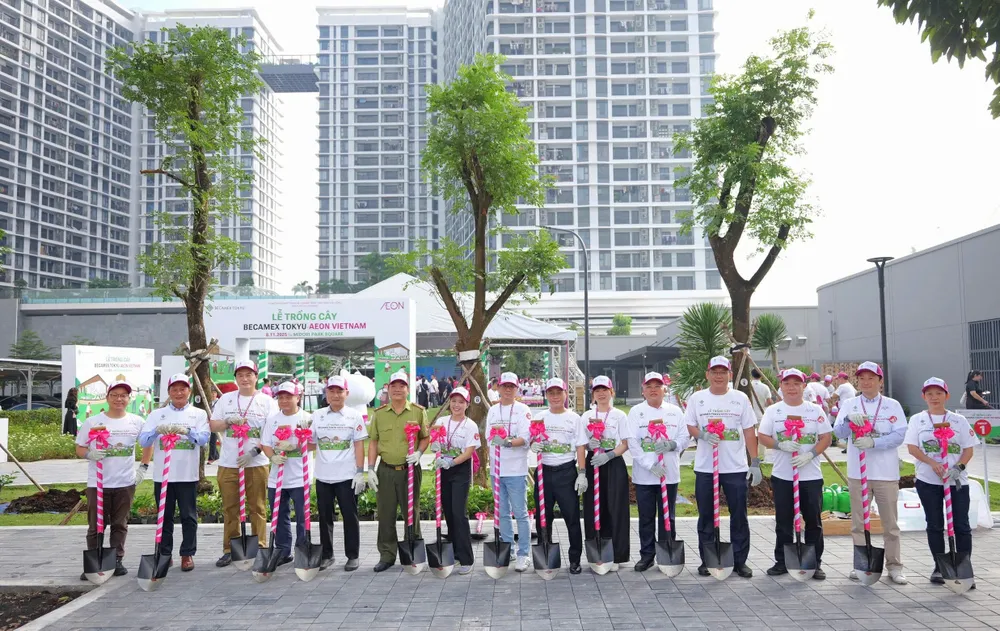 Các đại biểu tham gia trồng cây tại chương trình "Cánh rừng quê hương"