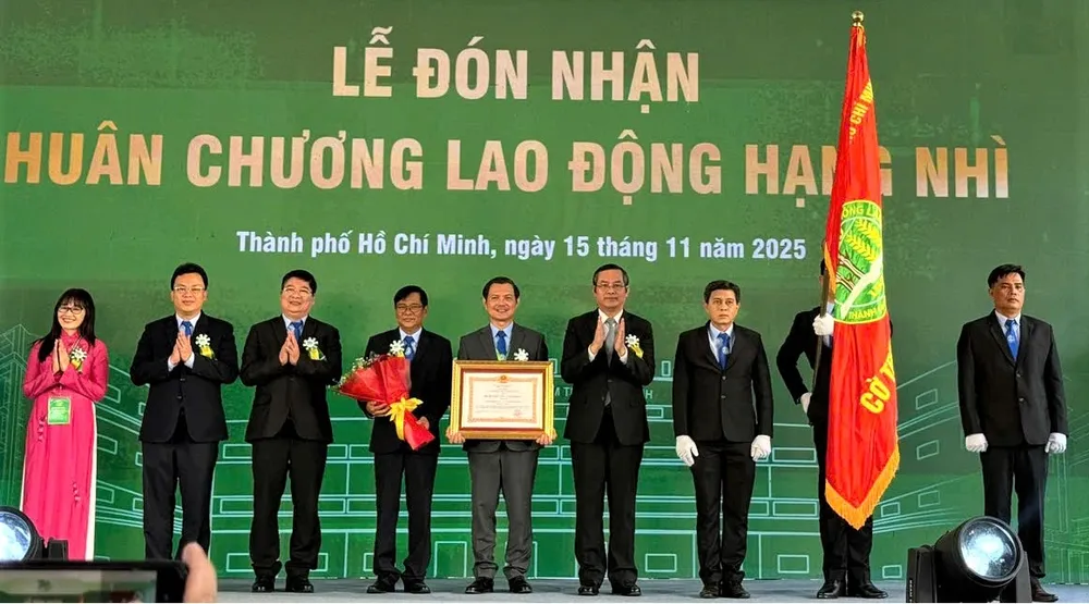 Trường ĐH Nông lâm TPHCM đón nhận Huân chương Lao động hạng nhì