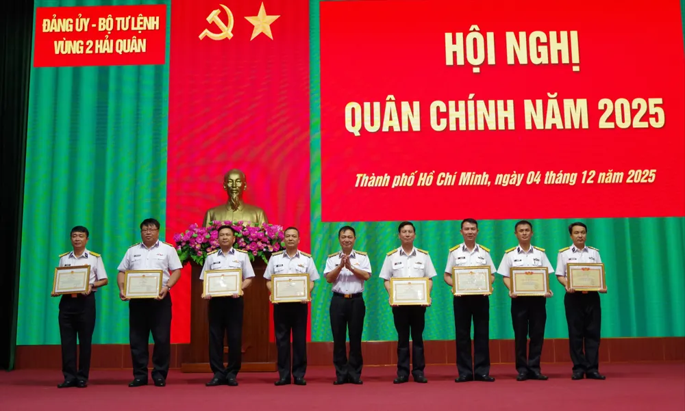 Hình 5 Chuẩn Đô đốc Lê Bá Quân trao thưởng các danh hiệu thi đua cho các tập thể và cá nhân thuộc Vùng 2.JPG