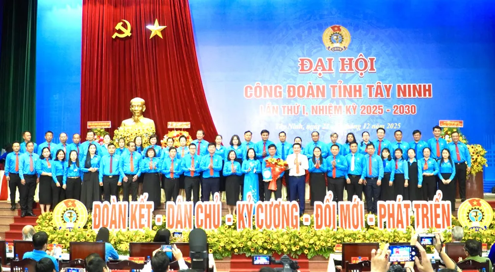 Lãnh đạo Tổng Liên đoàn Lao động Việt Nam, tỉnh Tây Ninh chúc mừng Ban Chấp hành Liên đoàn Lao động tỉnh Tây Ninh khóa I