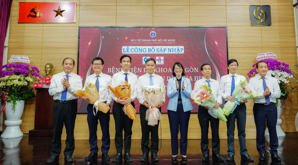 Phó Chủ tịch UBND TPHCM Trần Thị Diệu Thúy và Ban Giám đốc Sở Y tế chúc mừng Bệnh viện Nhân dân Gia Định