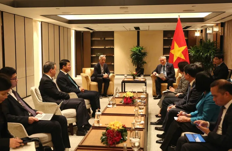 Phó Thủ tướng Thường trực Chính phủ Nguyễn Hòa Bình gặp ông Hin Wah Ho, nguyên Giám đốc điều hành Quỹ quốc gia GIC, Giám đốc đầu tư Quỹ Genedant. Ảnh: VGP