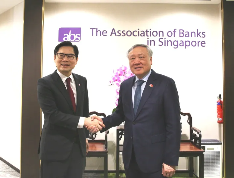Phó Thủ tướng Thường trực Chính phủ Nguyễn Hòa Bình gặp ông Tan Teck Long, Tổng Giám đốc Ngân hàng OCBC, Chủ tịch Hiệp hội Ngân hàng Singapore (ABS). Ảnh: VGP