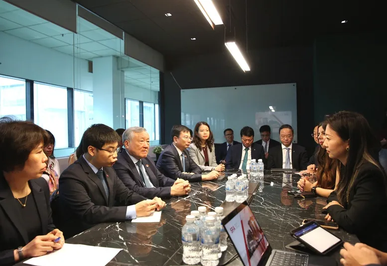 Phó Thủ tướng Thường trực Chính phủ Nguyễn Hòa Bình mong muốn SFA khuyến khích các doanh nghiệp thành viên tham gia vào quá trình triển khai và vận hành Trung tâm tài chính quốc tế tại Việt Nam. Ảnh: VGP