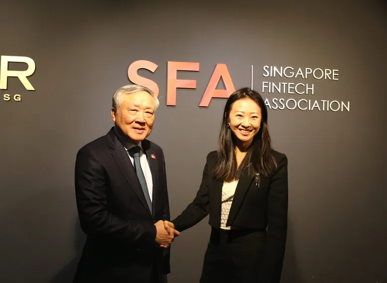 Phó Thủ tướng Thường trực Nguyễn Hòa Bình gặp bà Holly Fang, Chủ tịch Hiệp hội FinTech Singapore (SFA). Ảnh: VGP