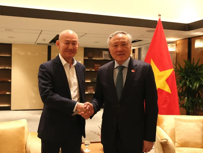 Phó Thủ tướng Thường trực Chính phủ Nguyễn Hòa Bình gặp ông Ernest Kan, nguyên cố vấn trưởng của Sở Giao dịch chứng khoán Singapore (SGX), Thành viên Hội đồng Hiệp hội kế toán Anh và xứ Wales (ICAEW) - Ảnh: VGP