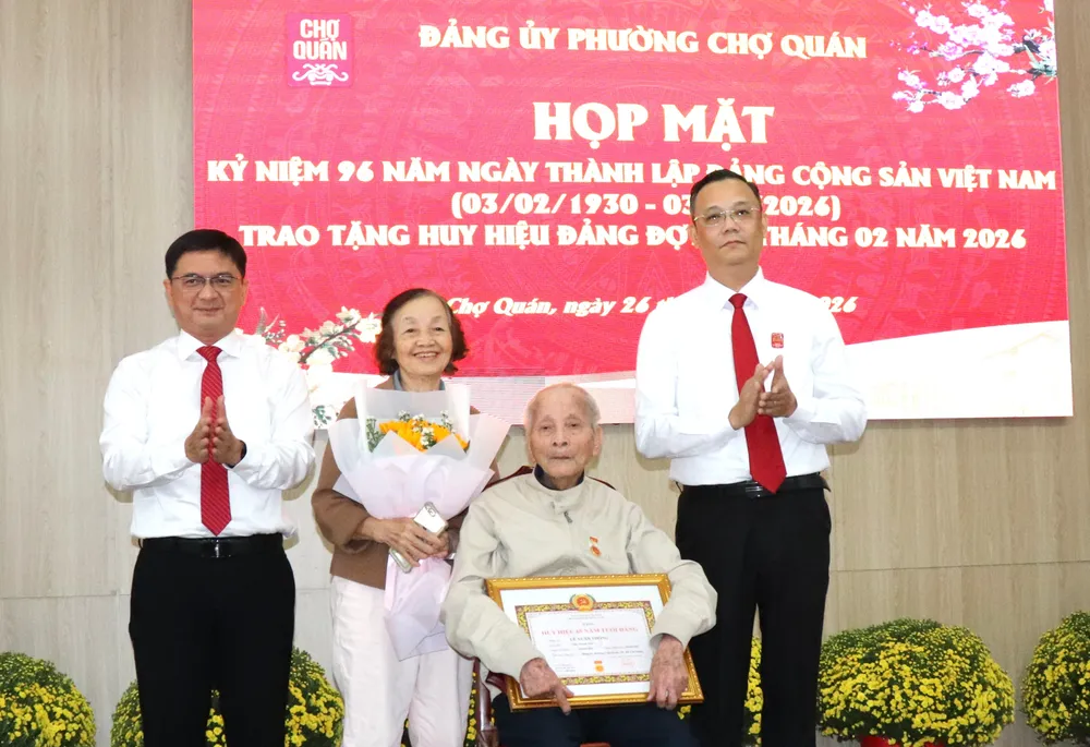 Đồng chí Nguyễn Mạnh Cường và đồng chí Cao Sơn Yên chúc mừng đảng viên nhận Huy hiệu 65 năm tuổi Đảng