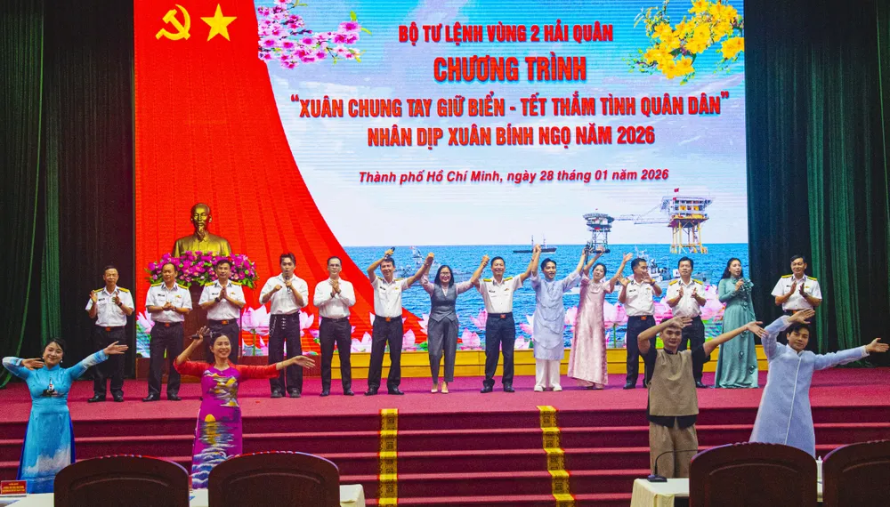 Chương trình văn nghệ “Xuân chung tay giữ biển – Tết thắm tình quân dân” tại Vùng 2 Hải quân