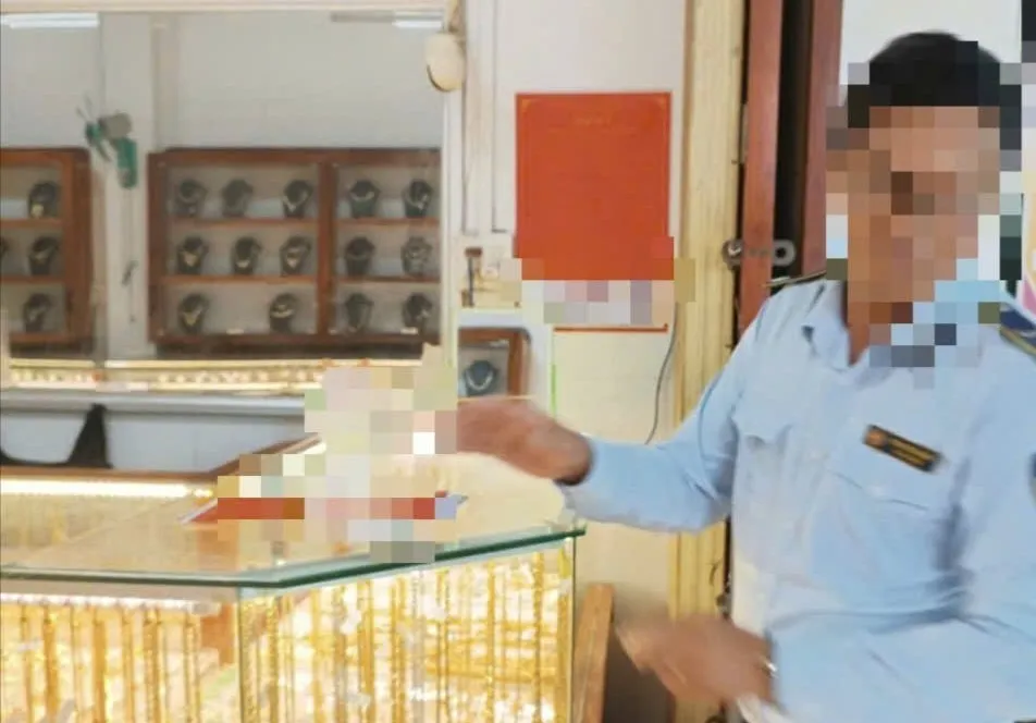 Lực lượng chức năng kiểm tra cơ sở kinh doanh vàng trên địa bàn tỉnh. Ảnh: QLTT Vĩnh Long