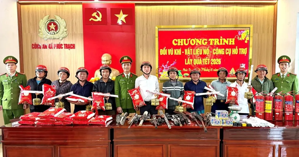 Người dân mang vũ khí, vật liệu nổ đến công an xã đổi lấy bánh chưng, gạo nếp