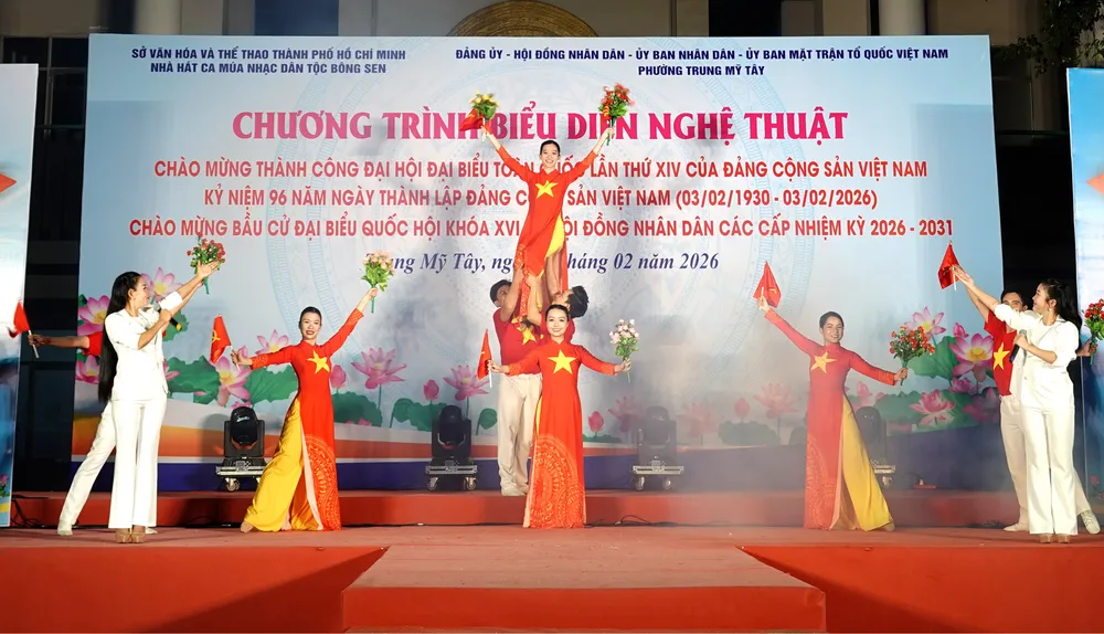 Tiết mục ca múa "Lời Đảng hiệu triệu trái tim". Ảnh: THÚY BÌNH