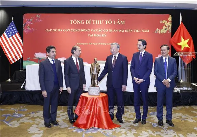Tổng Bí thư Tô Lâm trao tặng bức tượng Chủ tịch Hồ Chí Minh cho các cơ quan đại diện Việt Nam tại  Hoa Kỳ. Ảnh: TTXVN