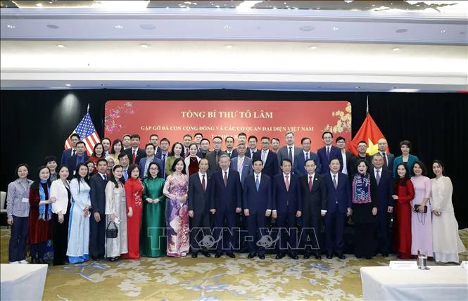 Tổng Bí thư Tô Lâm với cán bộ, nhân viên Đại sứ quán và các cơ quan đại diện Việt Nam tại Hoa Kỳ. Ảnh: TTXVN